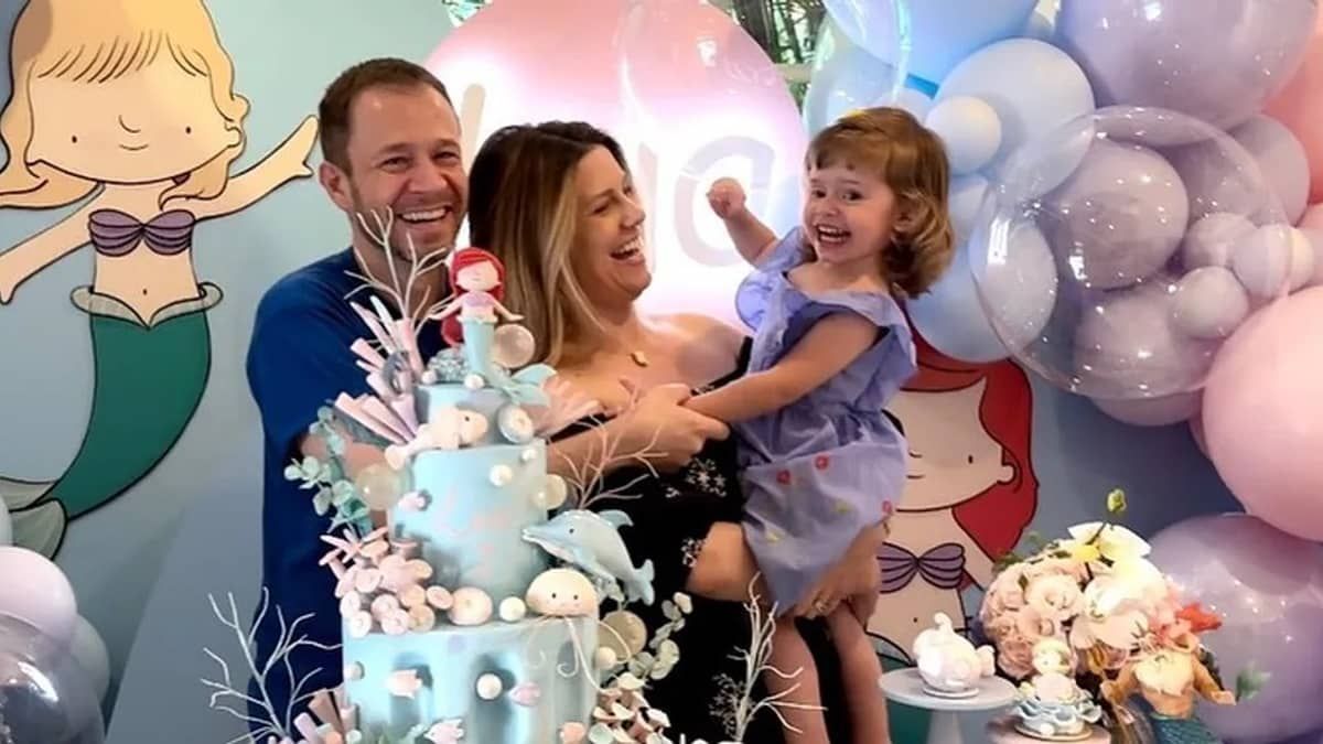 Esposa de Tiago Leifert atualiza estado de saúde da filha, que tem câncer raro nos olhos
