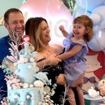 Esposa de Tiago Leifert atualiza estado de saúde da filha, que tem câncer raro nos olhos