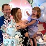 Esposa de Tiago Leifert atualiza estado de saúde da filha, que tem câncer raro nos olhos