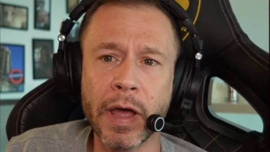 Tiago Leifert durante live na Twitch, nesta segunda-feira (27)