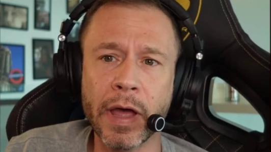Tiago Leifert durante live na Twitch, nesta segunda-feira (27)