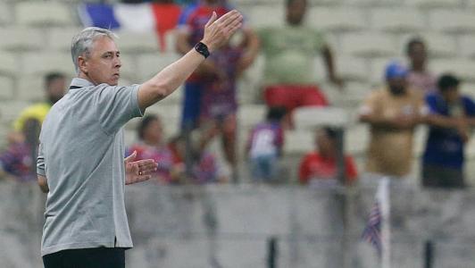 Tiago Nunes comandará o Botafogo no Estádio Nilton Santos pela primeira vez no domingo (26)