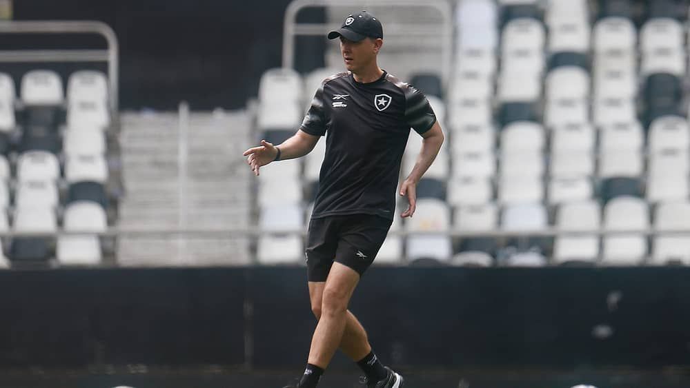 Sem Danilo Barbosa, Botafogo tem dúvida na formação contra o Coritiba