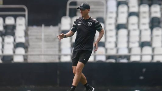 Tiago Nunes durante a atividade do Botafogo nesta segunda (27), no Nilton Santos