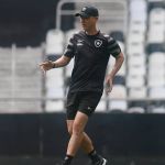 Sem Danilo Barbosa, Botafogo tem dúvida na formação contra o Coritiba