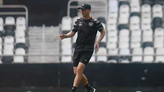 Tiago Nunes durante a atividade do Botafogo nesta segunda (27), no Nilton Santos