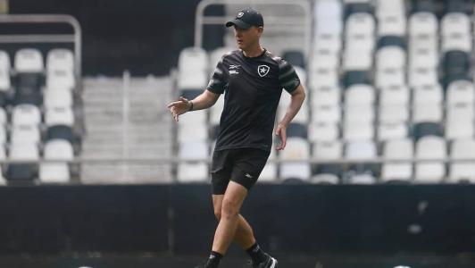 Tiago Nunes durante a atividade do Botafogo nesta segunda (27), no Nilton Santos