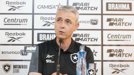 Tiago Nunes durante a sua apresentação como técnico do Botafogo