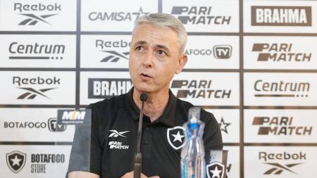 Tiago Nunes durante a sua apresentação como técnico do Botafogo