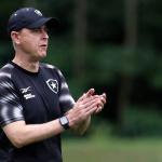 Botafogo marca data de apresentação de Tiago Nunes