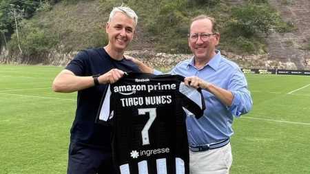 Tiago Nunes é recebido por John Textor no Botafogo