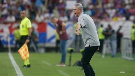 Tiago Nunes em ação em sua estreia pelo Botafogo, no Castelão, contra o Fortaleza