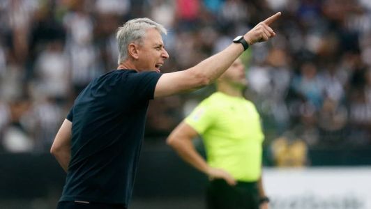 Tiago Nunes em atividade durante a partida entre Botafogo e Santos