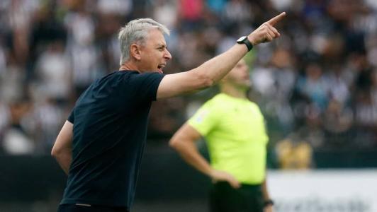 Tiago Nunes em atividade durante a partida entre Botafogo e Santos