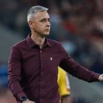 Tiago Nunes chega ao Rio nesta terça (14) para assinar com o Botafogo