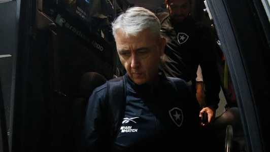 Tiago Nunes, técnico do Botafogo, no estádio Couto Pereira
