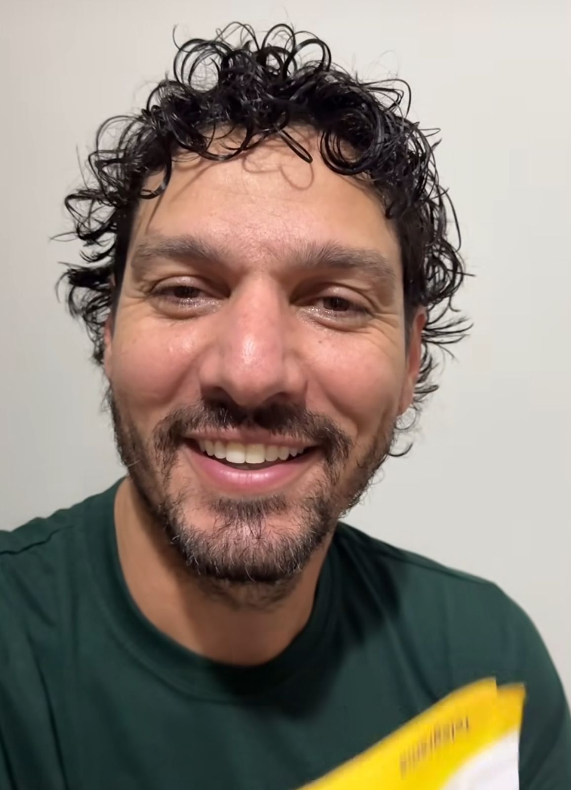 Ator que interpretou Tibério, em Pantanal, passa em cargo público e brinca: “vou ou não vou?”