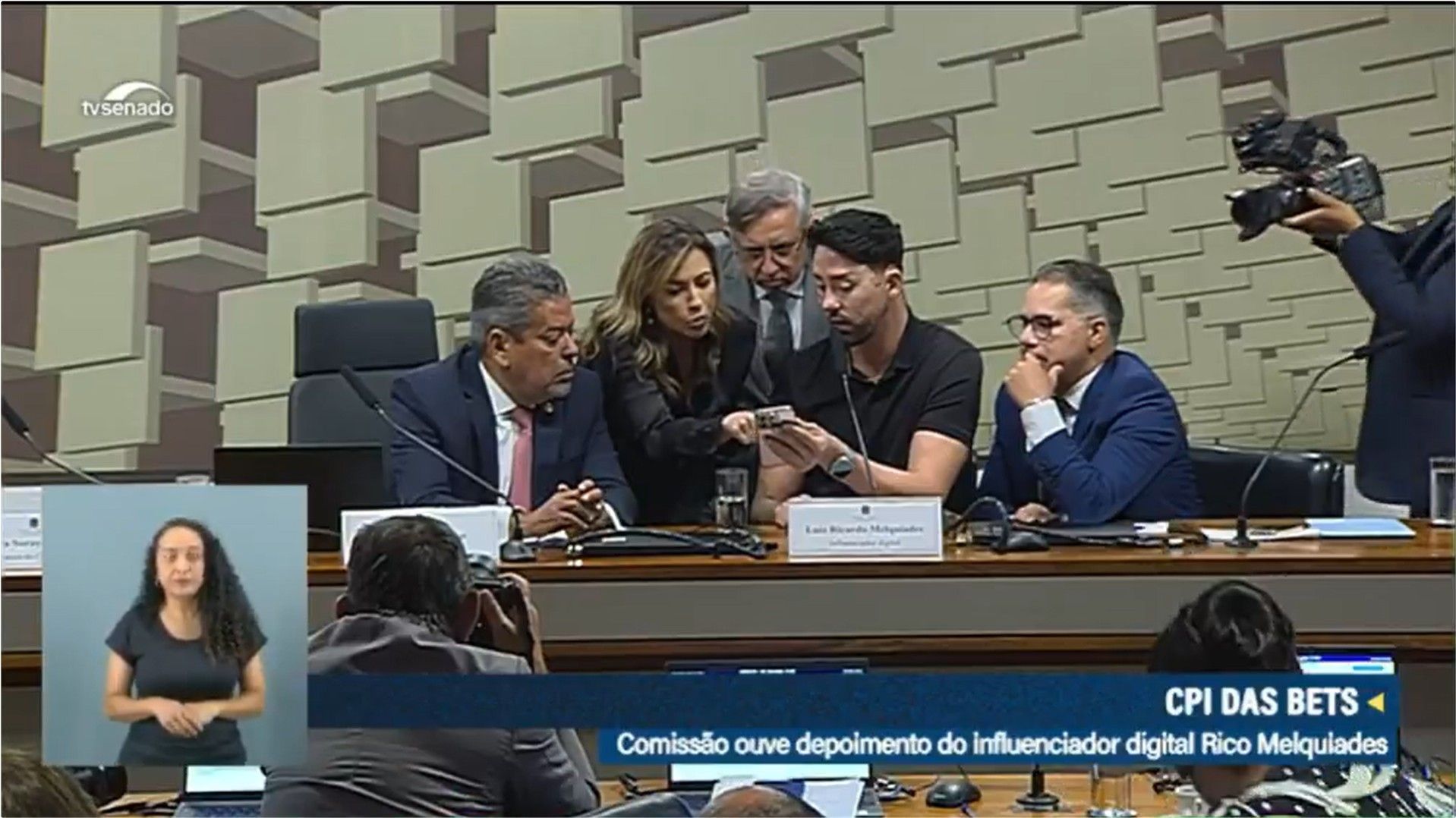 Rico Melquiades demonstra Jogo do Tigrinho durante depoimento à CPI das Bets