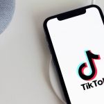 Reino Unido multa TikTok por permitir criação de contas por crianças