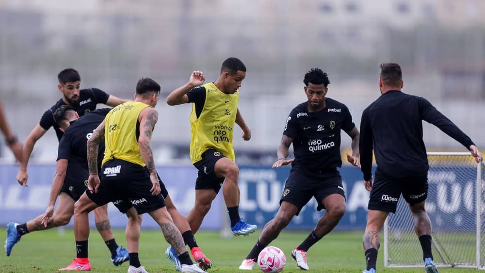Mano Menezes faz ajustes no ataque do Corinthians para enfrentar o Santos