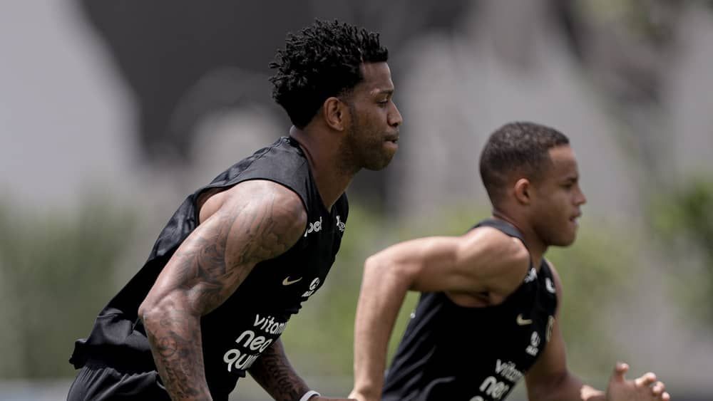 Corinthians treina com elenco dividido de olho no Atlético
