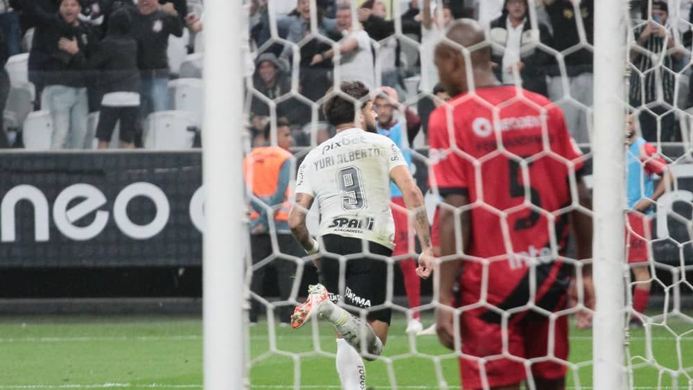 Com falha de Bento, Corinthians vence o Athletico e sobe no Brasileirão