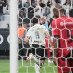 Com falha de Bento, Corinthians vence o Athletico e sobe no Brasileirão