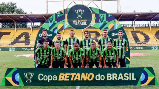 Time do América durante partida pela Copa do Brasil