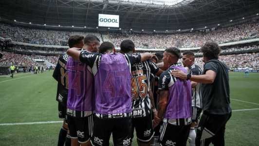 Time do Atlético em comemoração de gol na Arena MRV