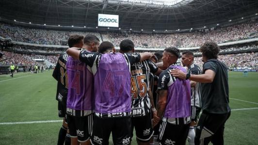 Time do Atlético em comemoração de gol na Arena MRV