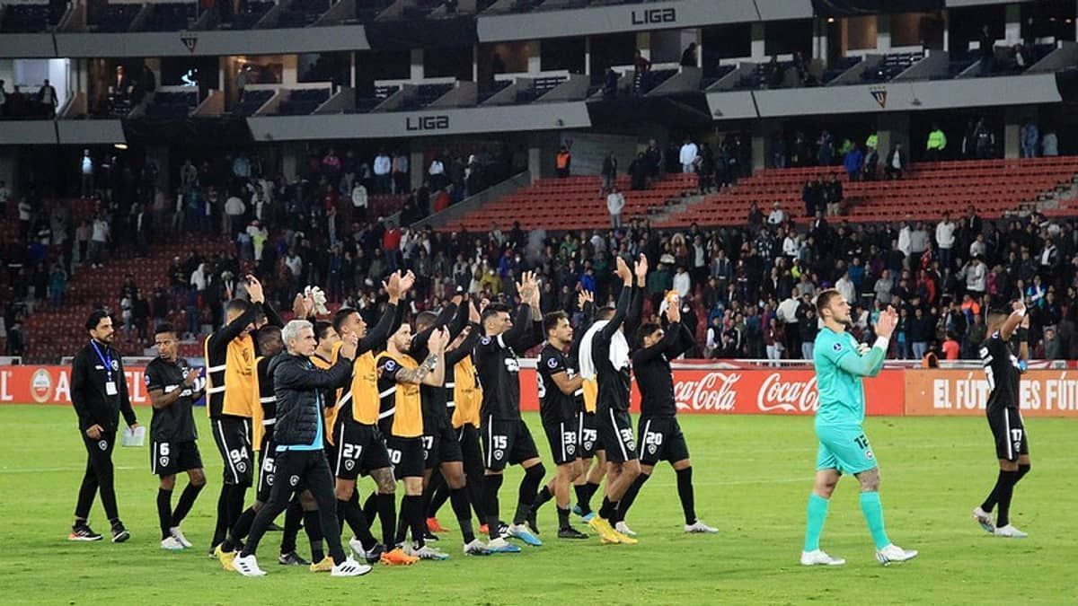 Carências do elenco do Botafogo são expostas em empate com a LDU