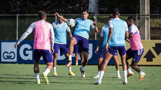 Time do Cruzeiro durante treinamento na Toca da Raposa II, em Belo Horizonte