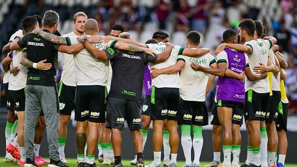 América perde zagueiro titular para jogo contra Flamengo; veja relacionados