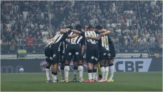Time titular do Atlético reunido na Arena MRV
