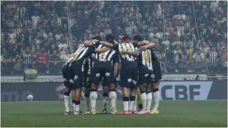 Time titular do Atlético reunido na Arena MRV