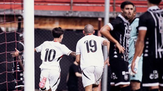 Alejandro (camisa 10) comemora gol do Vitória sobre o Rio Branco-ES em jogo  Copa SP de Futebol Júnior