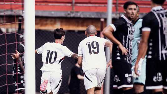 Alejandro (camisa 10) comemora gol do Vitória sobre o Rio Branco-ES em jogo Copa SP de Futebol Júnior