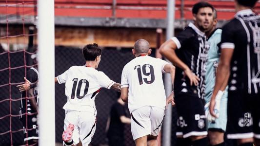 Alejandro (camisa 10) comemora gol do Vitória sobre o Rio Branco-ES em jogo Copa SP de Futebol Júnior