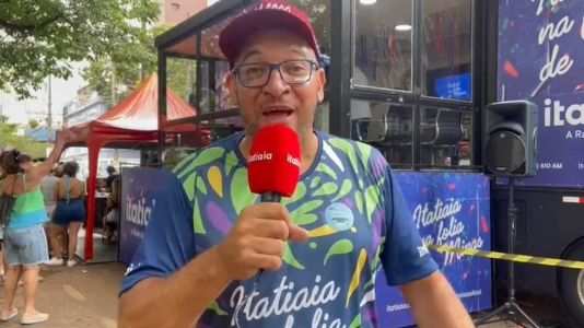 Tinelão em frente ao Estúdio Móvel da Itatiaia