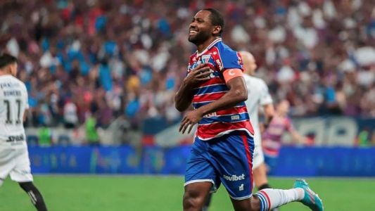 Tinga, capitão do Fortaleza, marcou um dos gols da vitória nesta terça (3)