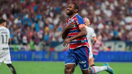 Tinga, capitão do Fortaleza, marcou um dos gols da vitória nesta terça (3)