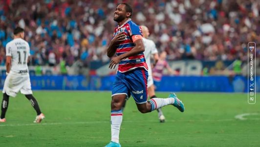 Tinga comemora gol contra o Corinthians, pela semifinal da Copa Sul-Americana