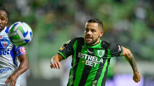 Tinga e Everaldo em disputa de bola no jogo do primeiro turno