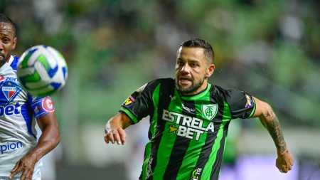 Tinga e Everaldo em disputa de bola no jogo do primeiro turno