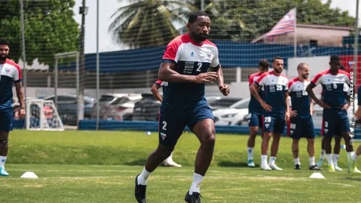Como estão as negociações do Cruzeiro para contratar Tinga, do Fortaleza