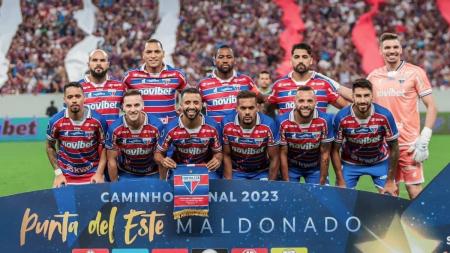 Tinga, o terceiro em pé, está no Fortaleza desde 2018 e soma 267 jogos pelo clube