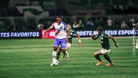 Tinga tenta avançar com a bola na derrota do Fortaleza para o Palmeiras, pela Copa do Brasil