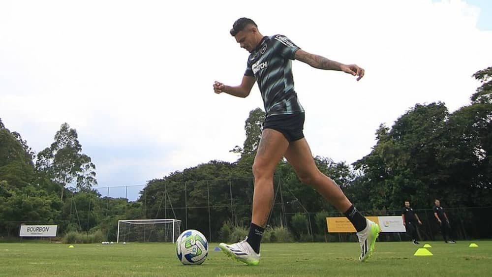 Botafogo corre contra o tempo para ter Tiquinho Soares contra o Fortaleza