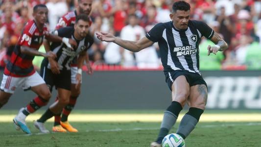 Tiquinho Soares cobra pênalti para abrir o placar para o Botafogo no Maracanã