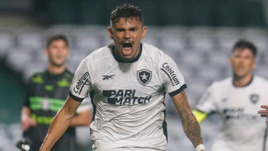Tiquinho Soares comemora gol de pênalti no Couto Pereira